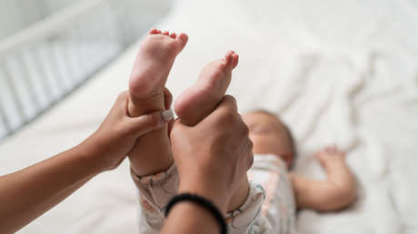 Acusan a mujer por trato cruel contra un bebé al que le hace una "terapia" que se viralizó en Venezuela