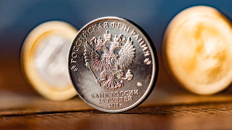 Importante banco ruso ve "irreversible" la renuncia al dólar y al euro por Moscú