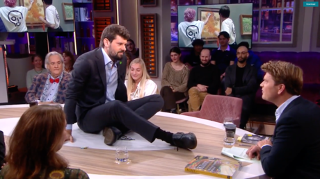 Un activista climático se 'pega' a la mesa en un programa de televisión (VIDEO)