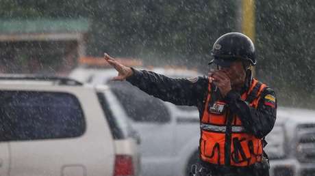 Lluvias desbordan otro río en Venezuela y afectan a comunidades del estado La Guaira (VIDEOS)