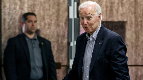 Biden pide ayuda a un voluntario durante su votación anticipada de medio mandato (VIDEO)