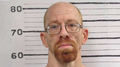 Acusan a un estadounidense de enterrar a su hija de 6 años en el patio trasero como castigo