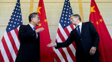 Blinken mantiene una conversación telefónica con el ministro de Asuntos Exteriores chino