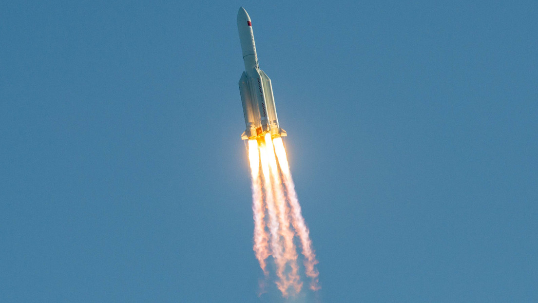 Los restos del cohete chino Long March 5B caen de manera no controlada en el océano Pacífico