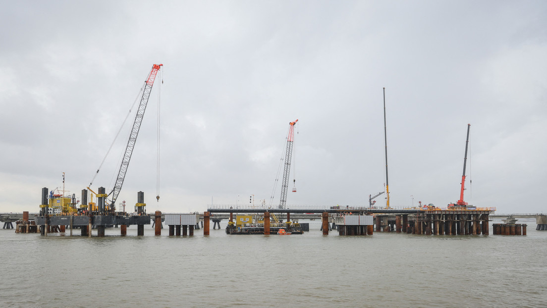 Construyen la primera terminal flotante de gas licuado de Alemania