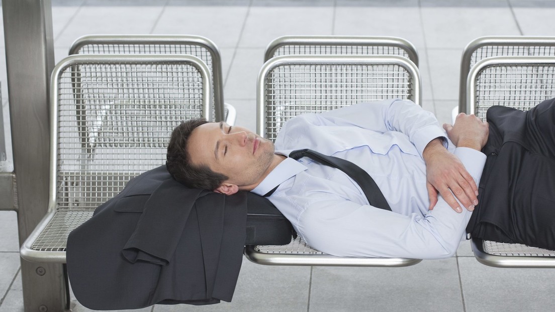 Trabajo de ensueño: empresa argentina paga por dormir una siesta en la vitrina de su local