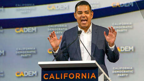 El peruano Robert García se convierte en el primer inmigrante LGBT en llegar al Congreso de EE.UU.