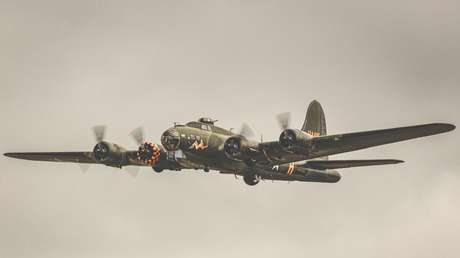 Dos aviones colisionan en el aire durante una exhibición en EE.UU. (VIDEOS)