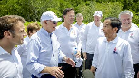 VIDEO: Biden elogia y toca los bíceps a un camarógrafo y descubre que es ruso