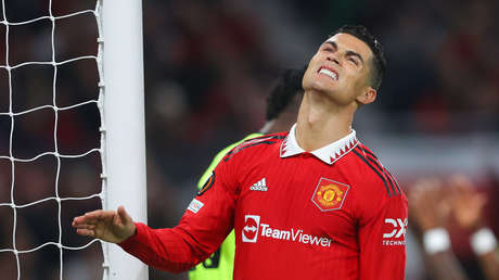 VIDEO: Retiran un cartel con la imagen de Cristiano Ronaldo del estadio del Manchester United