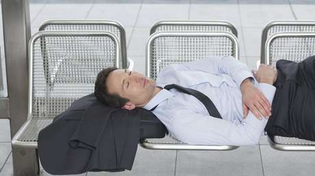 Trabajo de ensueño: empresa argentina paga por dormir una siesta en la vitrina de su local