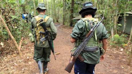 Hombres armados queman varios camiones en una carretera de Colombia (VIDEOS)