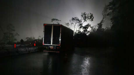 Un deslizamiento de tierra arrastra diez coches y cinco camiones en Brasil