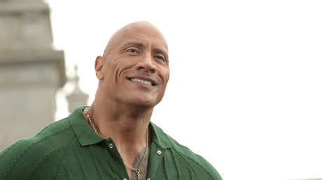 Dwayne Johnson compra todos los Snickers de una tienda para compensar los que robó en la adolescencia