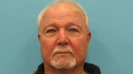 Detienen a un entrenador de gimnasia de Texas acusado de abusar sexualmente de menores durante seis décadas