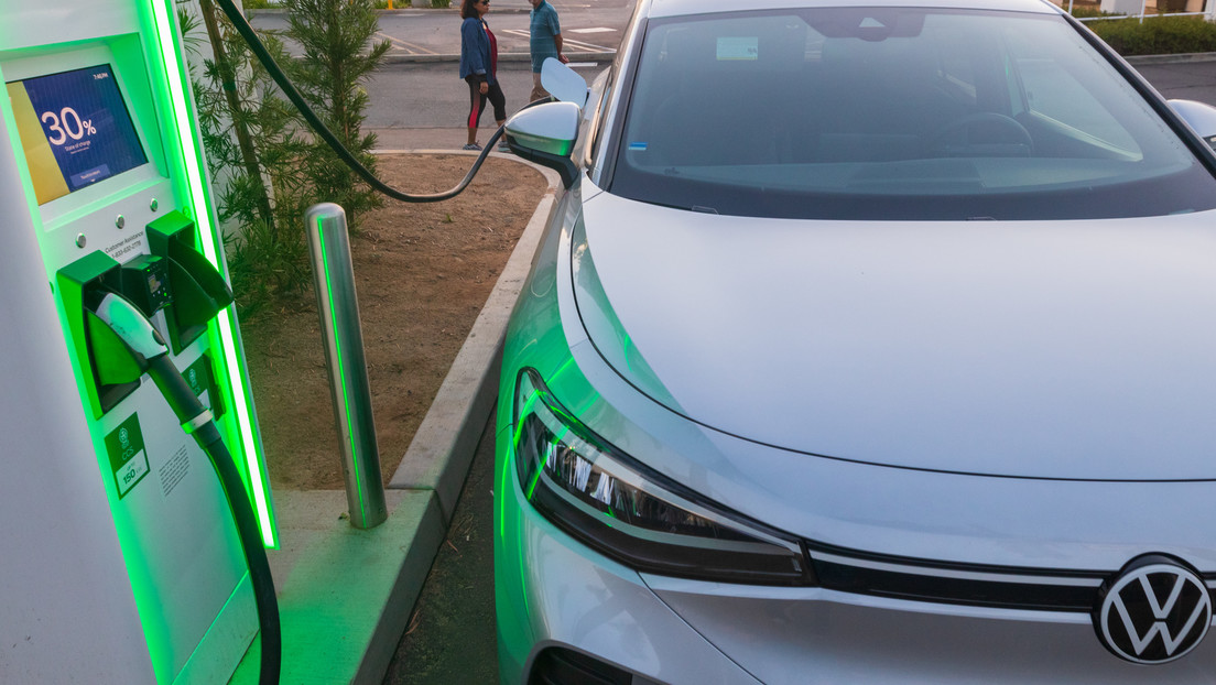 Desde Volkswagen explican por qué producir baterías para coches eléctricos en Europa "es prácticamente inviable"