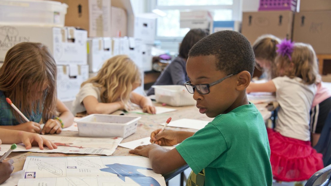 Maestra canta a sus alumnos para que no se asusten durante una balacera en México