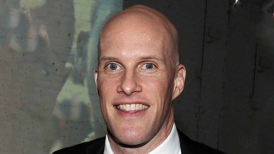 Muere reconocido periodista de fútbol estadounidense mientras cubría el Mundial de Catar