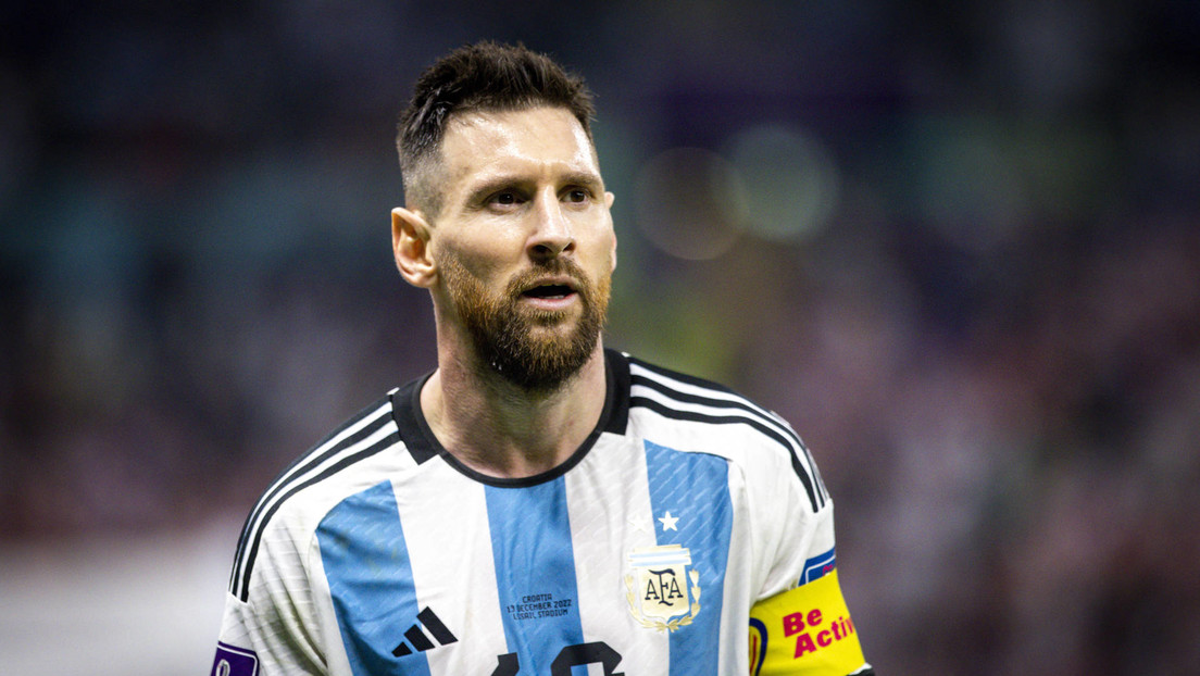 Un niño ecuatoriano se hace una camiseta de Messi con papel y marcador y conmueve a la Red (FOTOS)