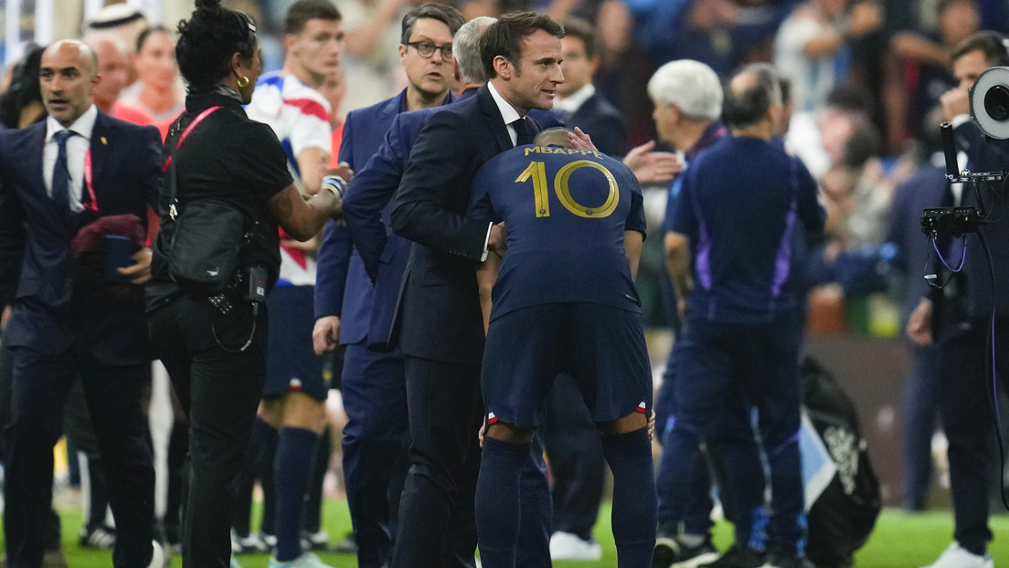 Macron consuela a Mbappé tras la derrota de Francia ante Argentina (FOTOS)