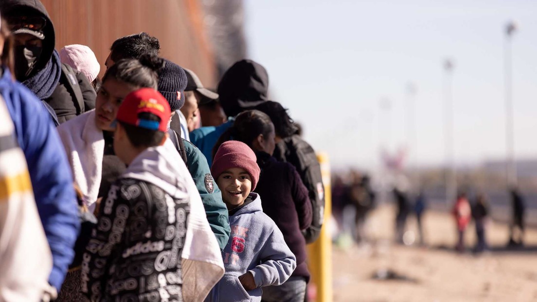 Varios autobuses con migrantes llegan a la residencia de Kamala Harris en Nochebuena