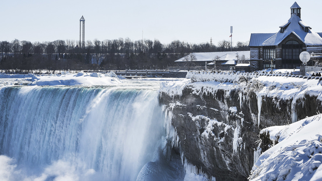 Imágenes fascinantes de las cataratas del Niágara medio congeladas luego de la tormenta invernal