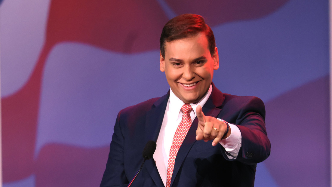 Investigan las finanzas de un congresista de EE.UU. recién elegido que mintió en gran parte de su currículum