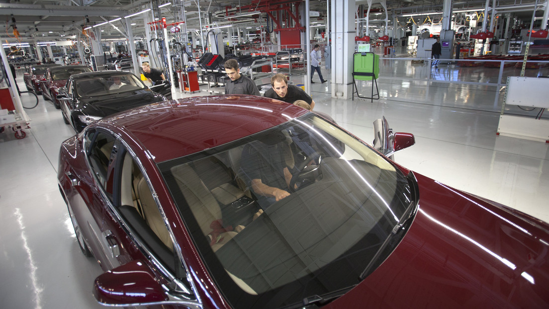Acusan a Tesla de prohibir a sus empleados hablar de salarios o condiciones laborales