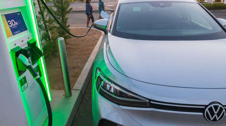 Desde Volkswagen explican por qué producir baterías para coches eléctricos en Europa "es prácticamente inviable"