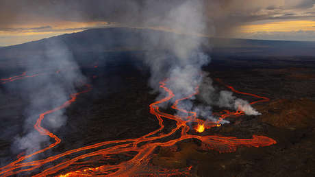 El flujo continuo de lava del volcán activo más grande del mundo amenaza la principal vía de Hawái