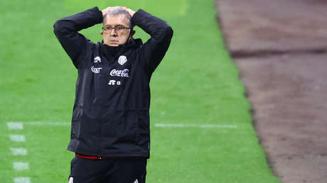 Aficionados arremeten contra el 'Tata' Martino en su regreso a México