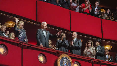 El esposo de Nancy Pelosi reaparece en público tras el ataque que sufrió en su vivienda