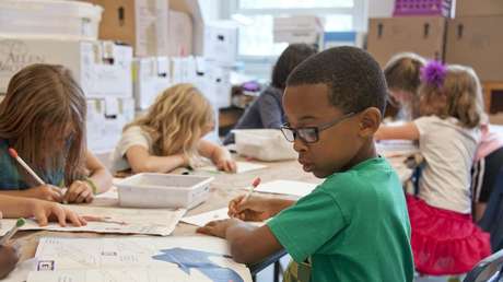 Maestra canta a sus alumnos para que no se asusten durante una balacera en México