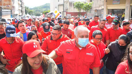 Revolucionarios marchan en Caracas para conmemorar el Día de la Lealtad y el Amor a Hugo Chávez