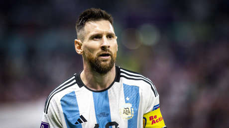 Un niño ecuatoriano se hace una camiseta de Messi con papel y marcador y conmueve a la Red (FOTOS)