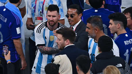 Messi ignora a 'Salt Bae' quien lo tironea para hacerse una foto tras la final del Mundial (VIDEO)