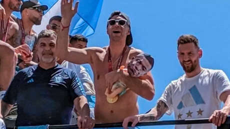 El 'Dibu' Martínez lleva en brazos un muñeco con la cara de Mbappé durante la caravana en Argentina