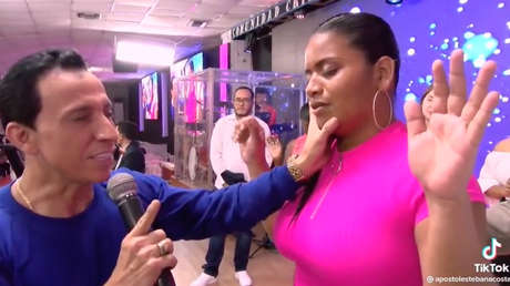 "Es un milagro": un pastor colombiano celebra que una mujer perdió peso en vivo con sus rezos