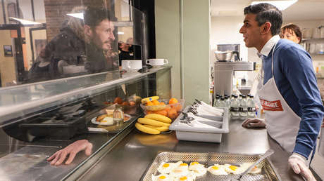Sunak pregunta a un sintecho si trabaja en un negocio al servirle el desayuno y genera críticas