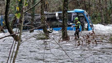 Seis muertos y dos heridos al caer un autobús a un río en España (FOTOS, VIDEO)