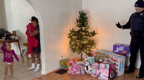 VIDEO: Policías salvan la Navidad de una familia que sufrió robo de regalos por un 'Grinch' de la vida real