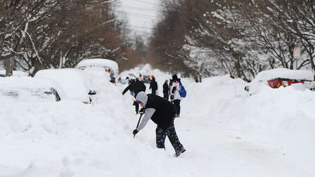 Más de 60 muertos, caos aéreo y miles de ciudadanos sin luz: los estragos de "la tormenta del siglo" en EE.UU.