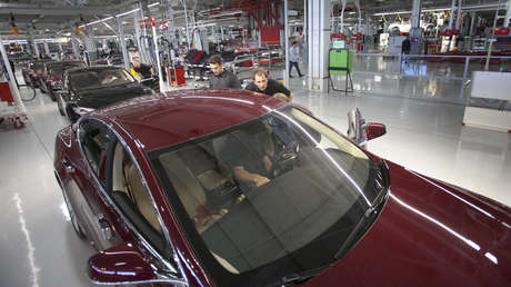 Acusan a Tesla de prohibir a sus empleados hablar de salarios o condiciones laborales