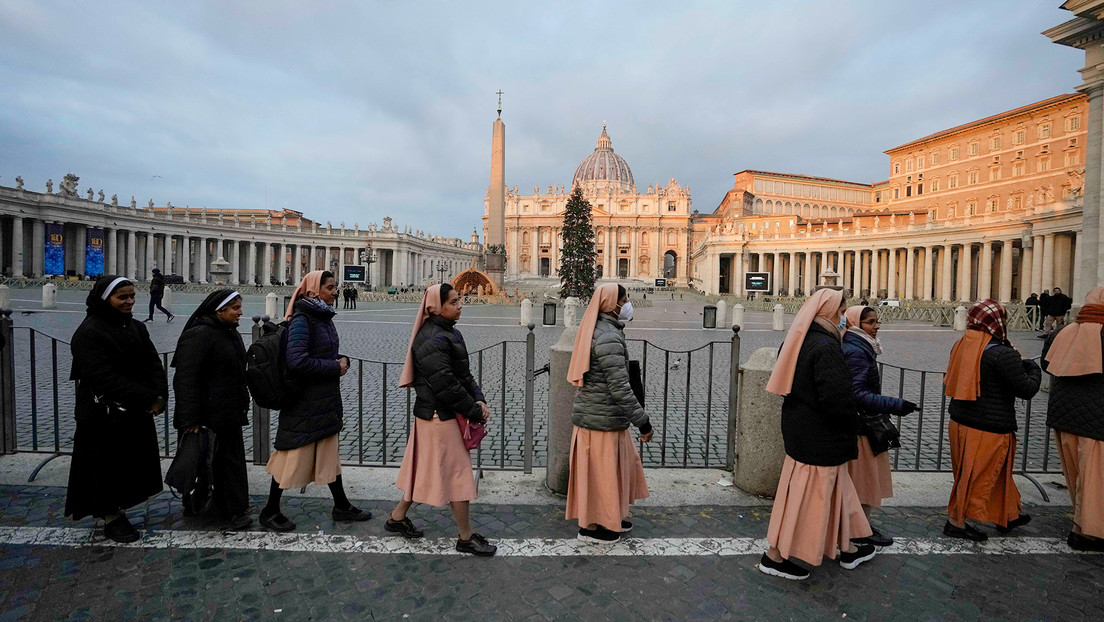 Colas para despedir a Benedicto XVI en la basílica de San Pedro