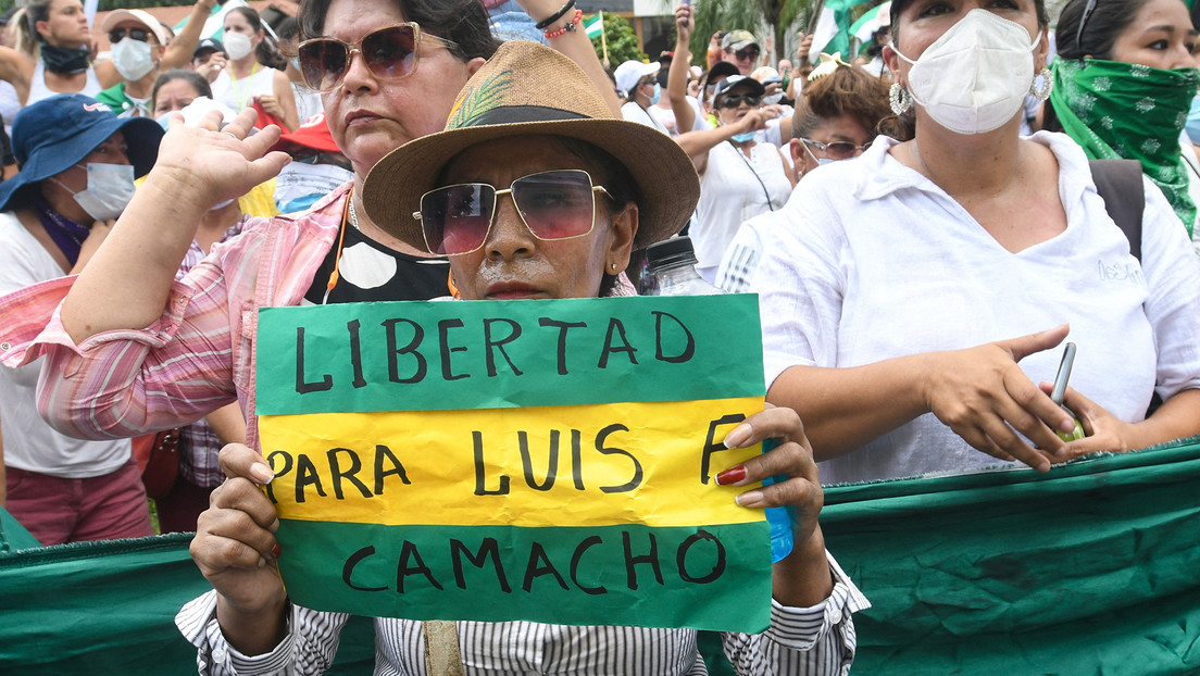 Una comisión de Santa Cruz acude a la prisión de Camacho para revalidarlo como gobernador