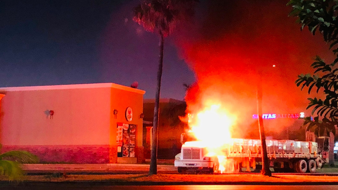 Bloqueos, balaceras y vehículos quemados: Culiacán amanece en llamas y las autoridades piden no salir de casa