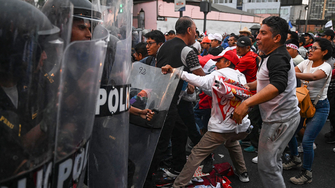 Unas 40 vías bloqueadas y el sur en conflicto: Perú vive segundo día de protestas contra Boluarte