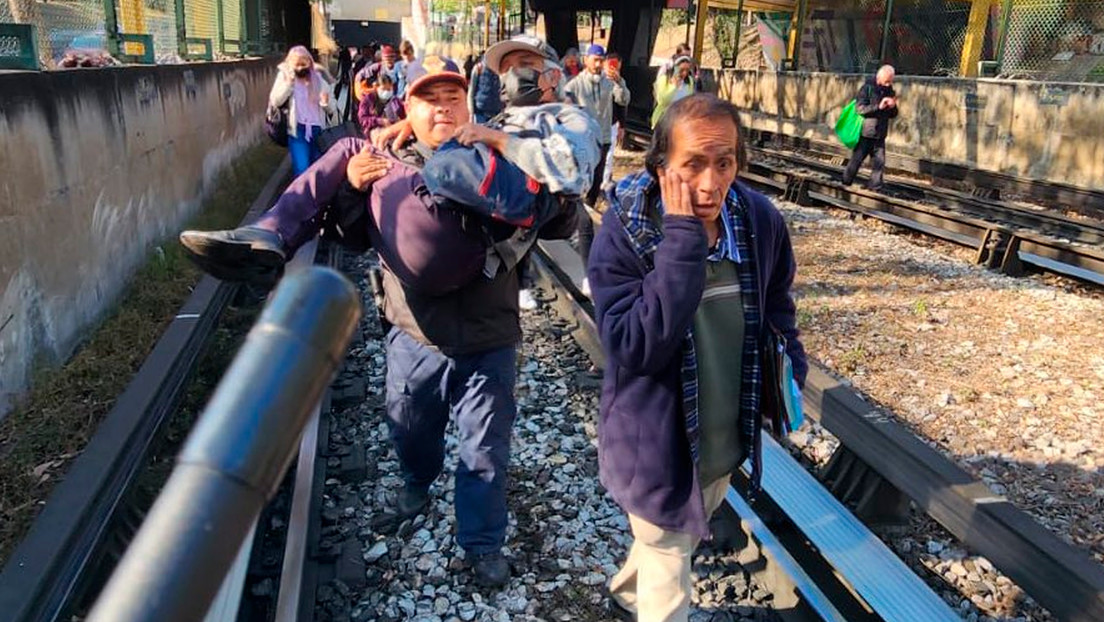 FOTOS: Un policía lleva en brazos a un anciano tras el accidente en el metro de Ciudad de México