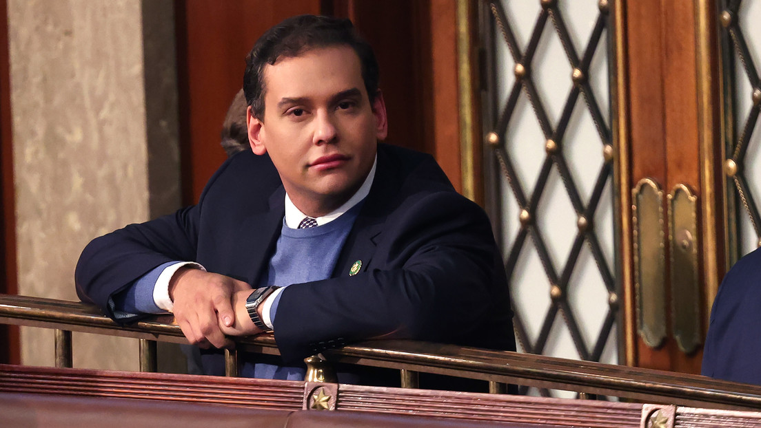 Revelan que el recaudador del congresista que inventó su biografía se hizo pasar por otra persona para conseguir fondos