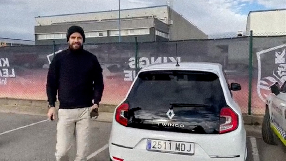 Se pone un reloj Casio y maneja un Twingo: la respuesta de Piqué a los dardos de Shakira